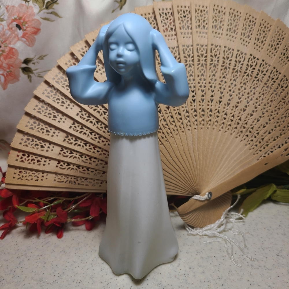 Blue and White lady Figurine collectible vintage empty avon bottle for s… - Picture 6 of 10